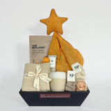 Smuk barselsgave med babyprodukter og forkælelse, inklusiv nusseklud, sutter, babystrømper, stofbleer, håndlavet krus, babycreme og skumfiduser – perfekt til babyshower eller fødselsgave.
