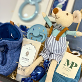 Gavekurv til nyfødt dreng med nøje udvalgte produkter til baby og forældre, inkl. bamse, babystrømper, bidering og chokolade
