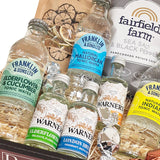 Gavekurv med gin og tonic fra Engelske Warners Destillery. Her er både en klassisk gin og to aromatiske, og dertil indeholder gaven også tre forskellige tonics, så du selv kan mixe og matche.