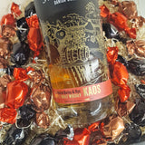 Gavekurv med Stauning Whisky KAOS 70 cl og 20 fyldte chokoladekugler