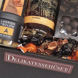 Gavekurv med Stauning Whisky RYE, lakridsstænger, chokoladeplade og dragerede nødder