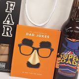 Hvid gavepose med Dad Jokes bog, SUPER DAD øl, Bagsværd Lakrids og cashewnødder