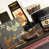 Smuk julekurv med danske lækkerier i form af chokolade og lakrids