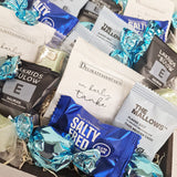 Blå gavekurv til verdens bedste far med flowpacks, marshmallows, lakrids og nougat