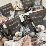 Lille gavekurv med lakrids og chokolade fra bl.a. Bagsværd Lakrids, Lakrids by Bülow, SUmmerbird m.m.
