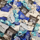 Stor blå gavekurv med flowpacks fra Simply Chocolate, Summerbird, Bagsværd Lakrids og The Mallows