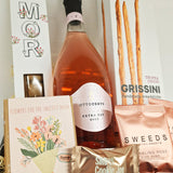 Mors dag gave med rosévin og delikatesser
