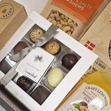 Økologisk gavekurv med sprøde knækbrød, chokolade og lemonade