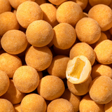 Gelatinefri vingummier lavet med 100% naturligt frugtpulver er overtrukket af Premium hvid chokolade og rullet i frugtpulver fra passionsfrugt og mango.