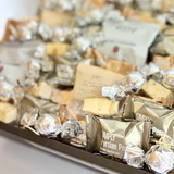 Stor 'sølv' gavekurv med chokolade og lakrids
