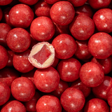 Gelatinefri vingummier lavet med 100% naturligt frugtpulver er overtrukket af Premium karamel chokolade og rullet i den lækreste frugtpulver fra jordbær.