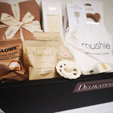 Barselsgave med forkælelse til hele familien. Lækre ting fra Mushie samt chokolade til mor og far
